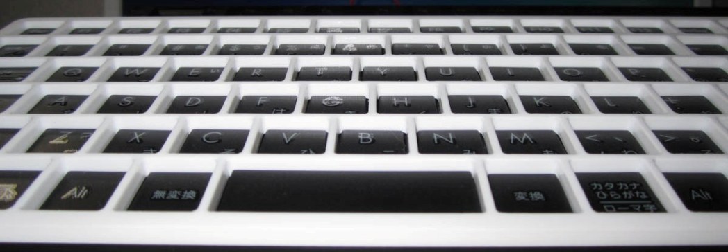 作成したキーガードをキーボードに被せた状態側面の写真　キーガードとキーまでの深さがわかります